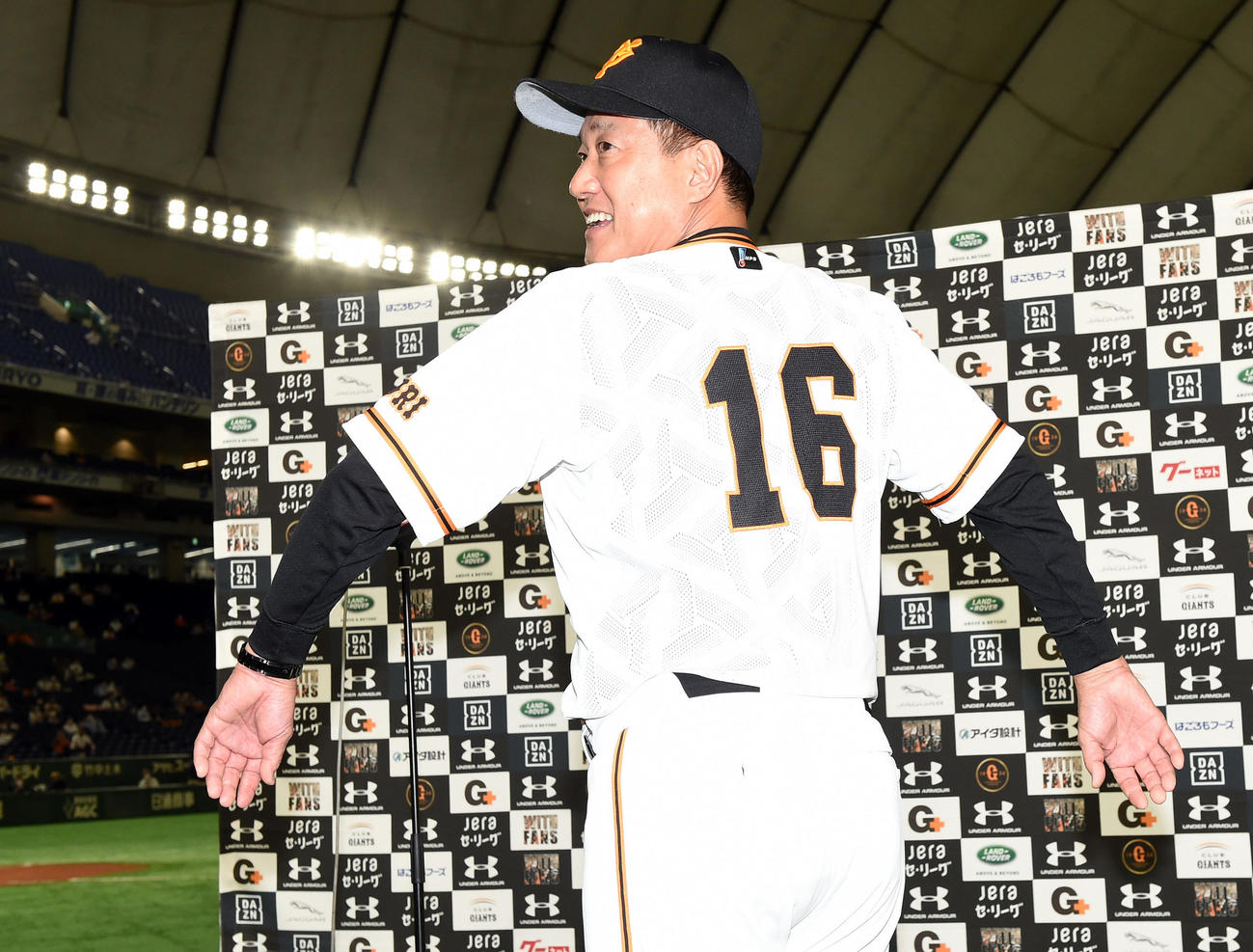 巨人対DeNA　16番の背番号を見せる巨人原辰徳監督（撮影・たえ見朱実）