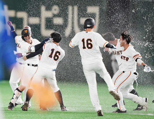巨人対DeNA　9回裏巨人無死満塁、サヨナラ適時打を放ちナインから祝福される吉川尚（左から2人目）（撮影・江口和貴）