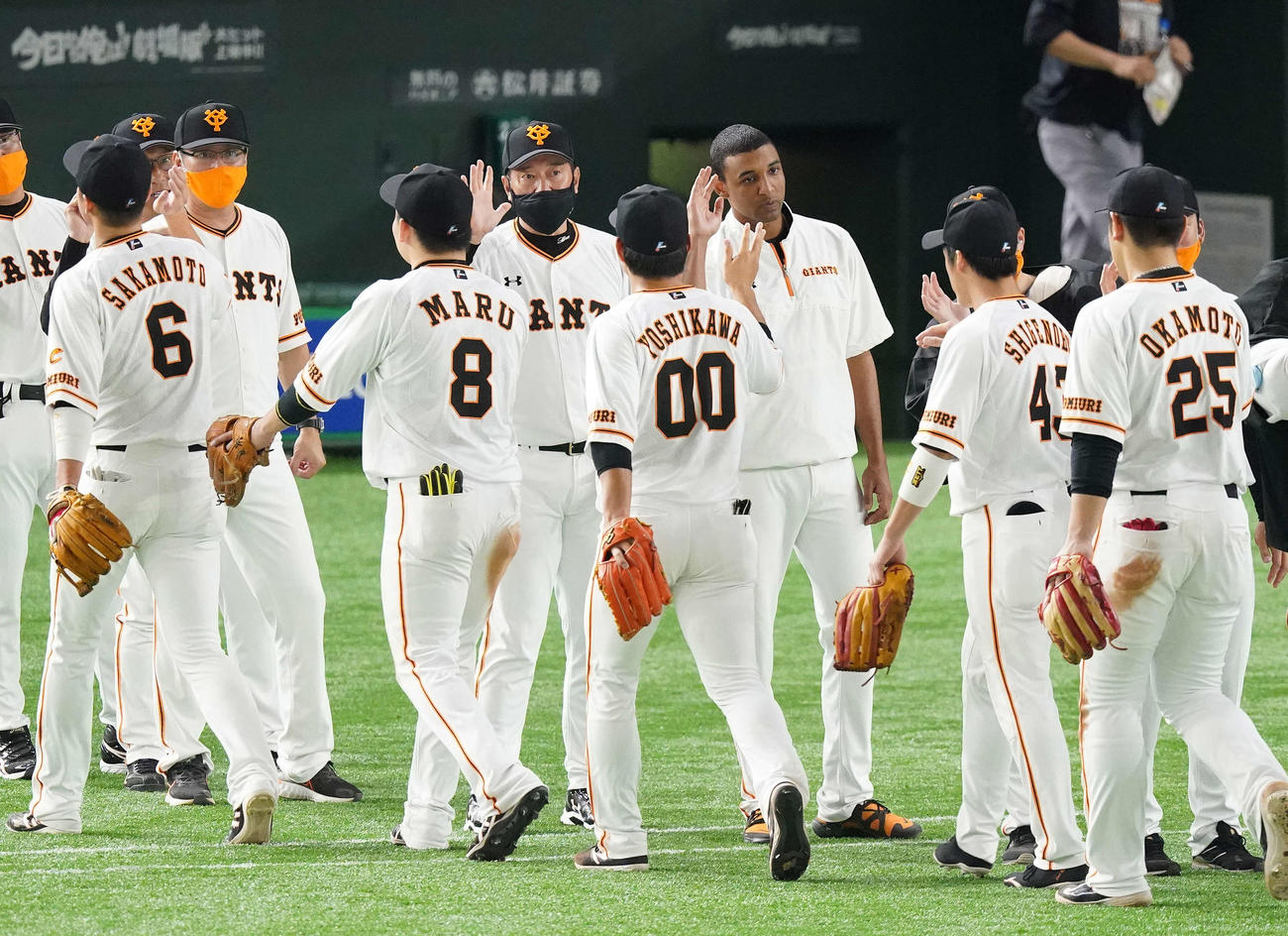 巨人対DeNA　DeNAに勝利し4連勝を飾り、ナインを出迎える巨人原監督（中央左）と勝利投手のサンチェス（同右）（撮影・鈴木みどり）