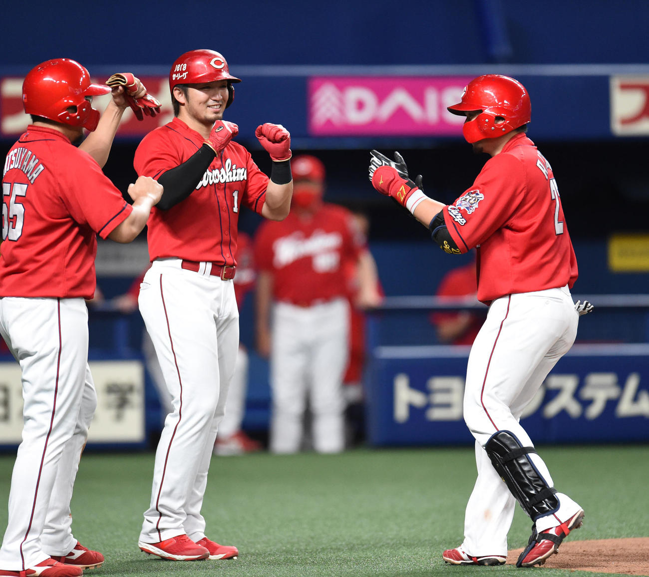 プロ野球　中日対広島　4回表広島無死満塁、左越え満塁本塁打を放った会沢翼（右）（撮影・森本幸一）
