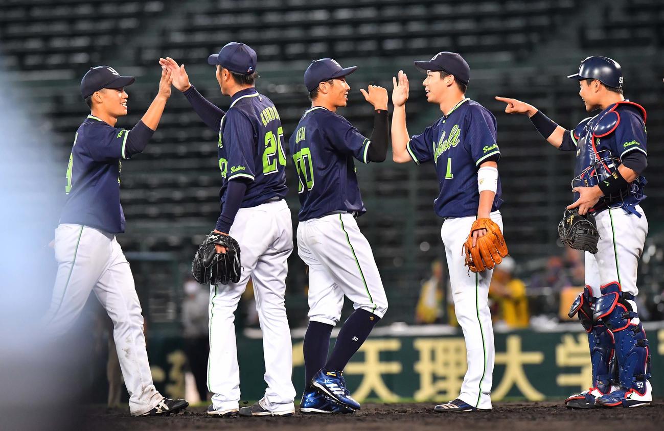 阪神対ヤクルト　阪神に勝利しマウンドでハイタッチして喜ぶヤクルトナイン（撮影・上田博志）