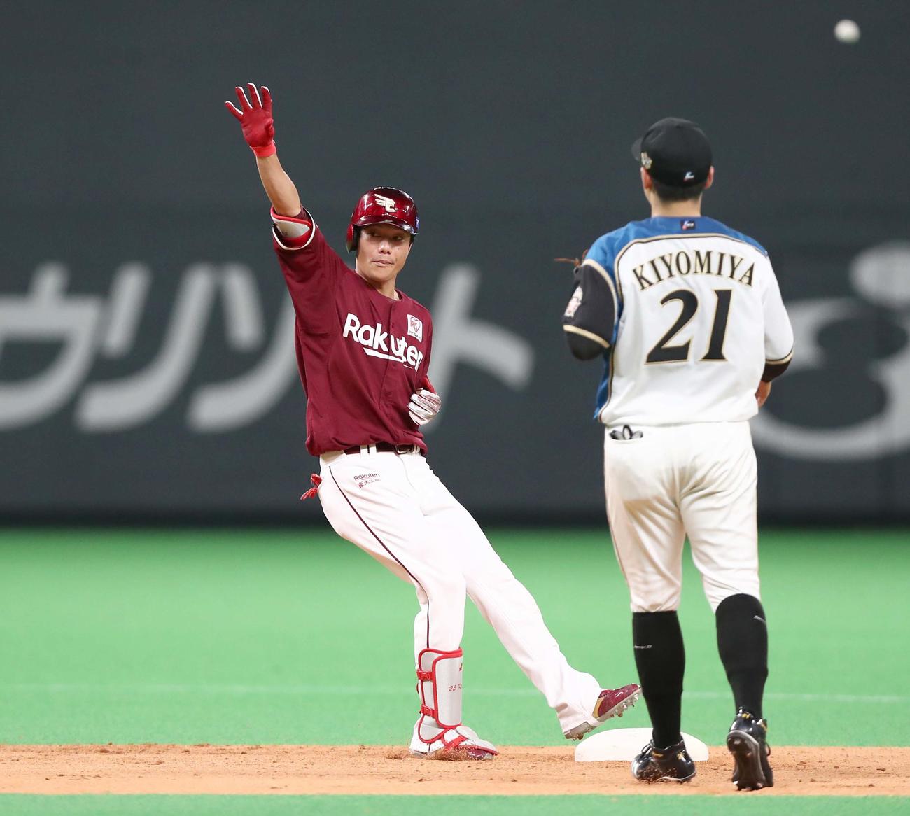 日本ハム対楽天　9回表楽天1死二塁、左中間に勝ち越しの適時二塁打を放ち、ベンチヘ手を掲げる田中（撮影・黒川智章）