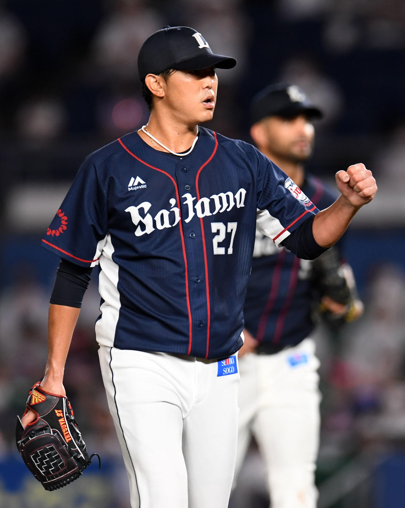 ロッテ対西武　5回表を無失点に抑えガッツポーズする西武内海（撮影・横山健太）