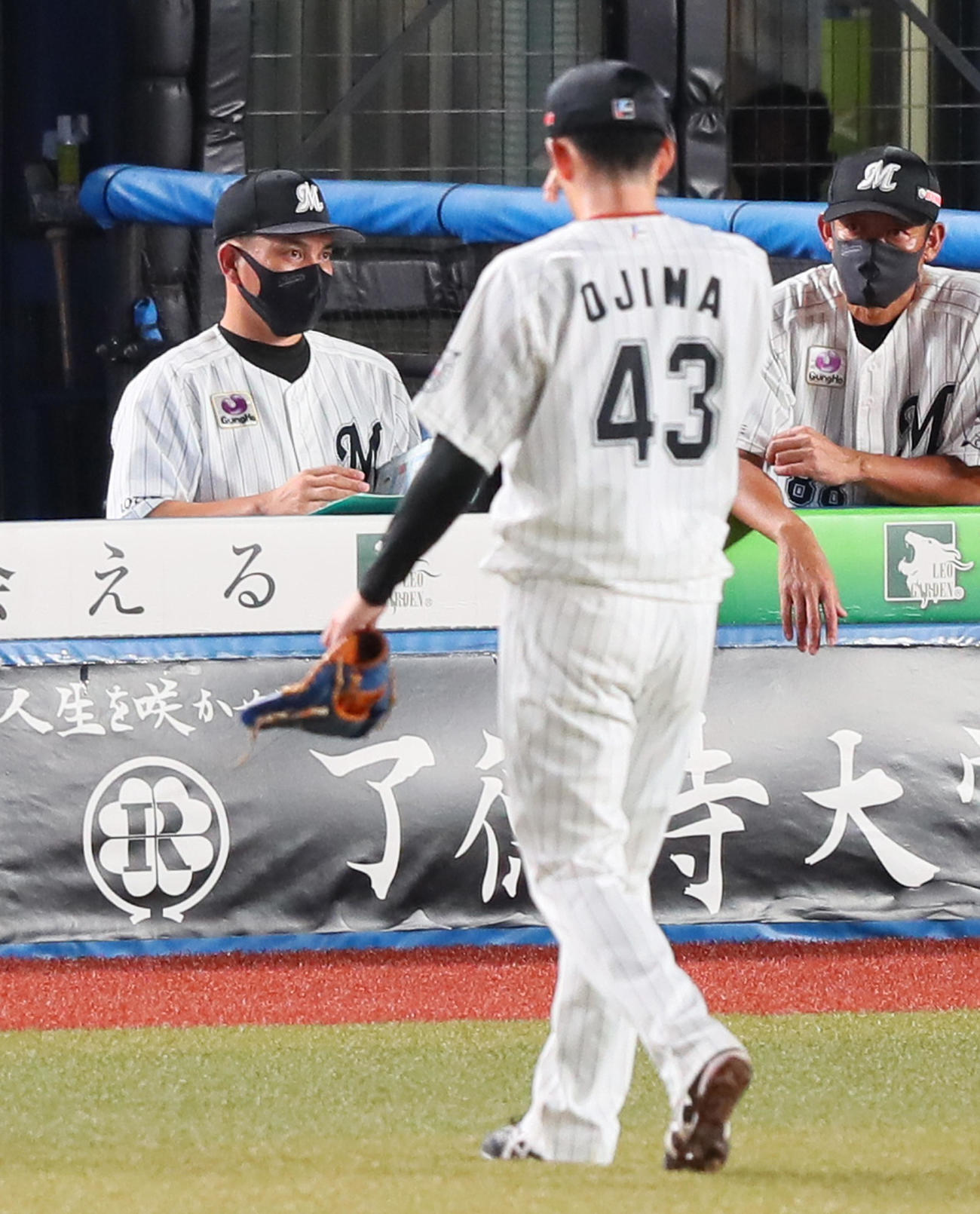 ロッテ対西武　7回2失点のロッテ小島（右）。左は井口監督（撮影・足立雅史）