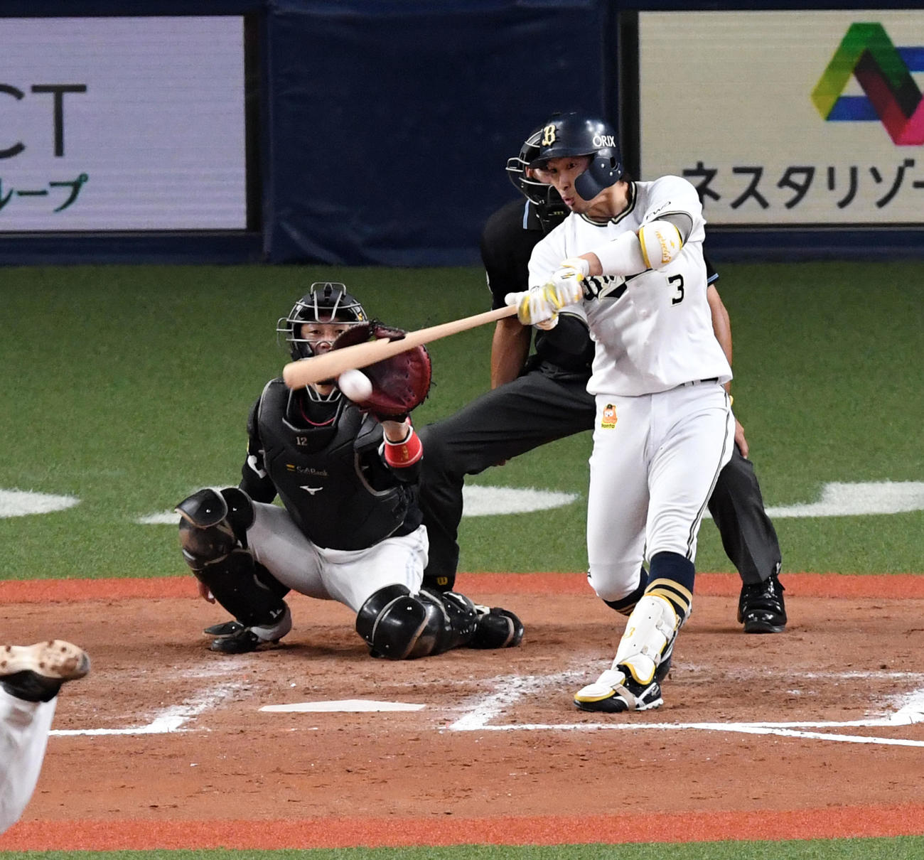 オリックス対ソフトバンク　9回裏オリックス2死満塁、安達は同点となる左前2点適時打を放つ（撮影・前岡正明）