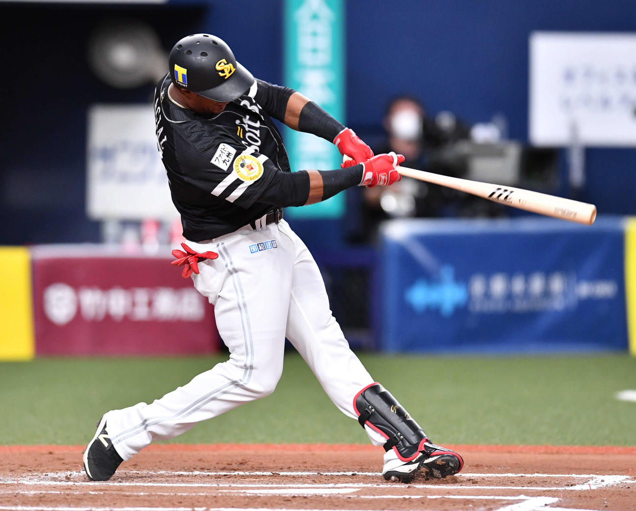 オリックス対ソフトバンク17回戦　7回表ソフトバンク無死一塁、左中間へ勝ち越しの2ラン本塁打を放つジュリスベル・グラシアル（撮影・岩下翔太）