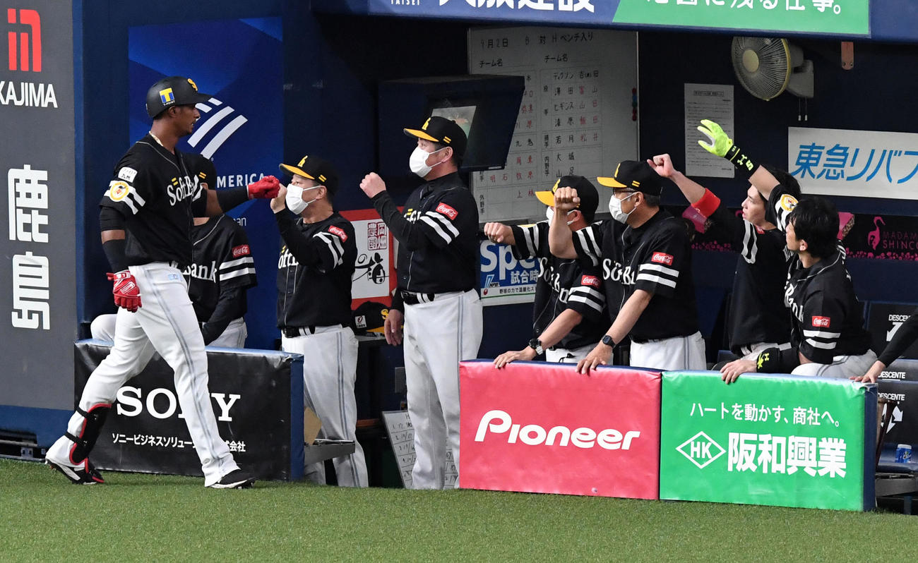 オリックス対ソフトバンク　7回表ソフトバンク無死一塁、左越え2点本塁打を放ったグラシアル（左）は迎えるソフトバンクナイン（撮影・前岡正明）