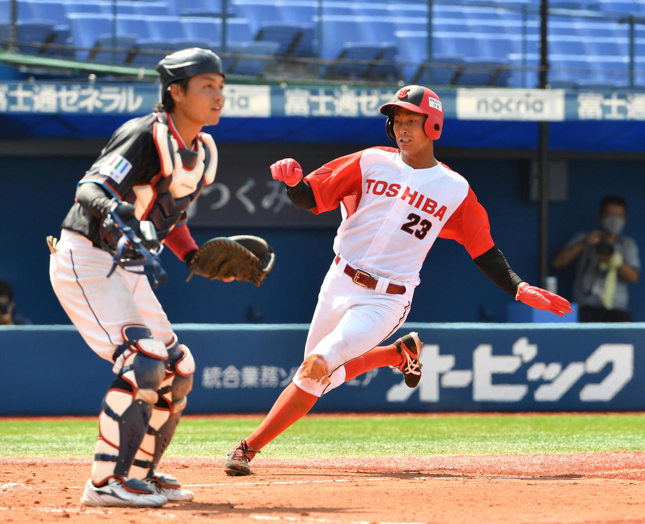 全川崎クラブ対東芝　2回裏東芝1死一、二塁、小川の右前適時打で二塁走者田中が生還する、捕手岩永（撮影・柴田隆二）