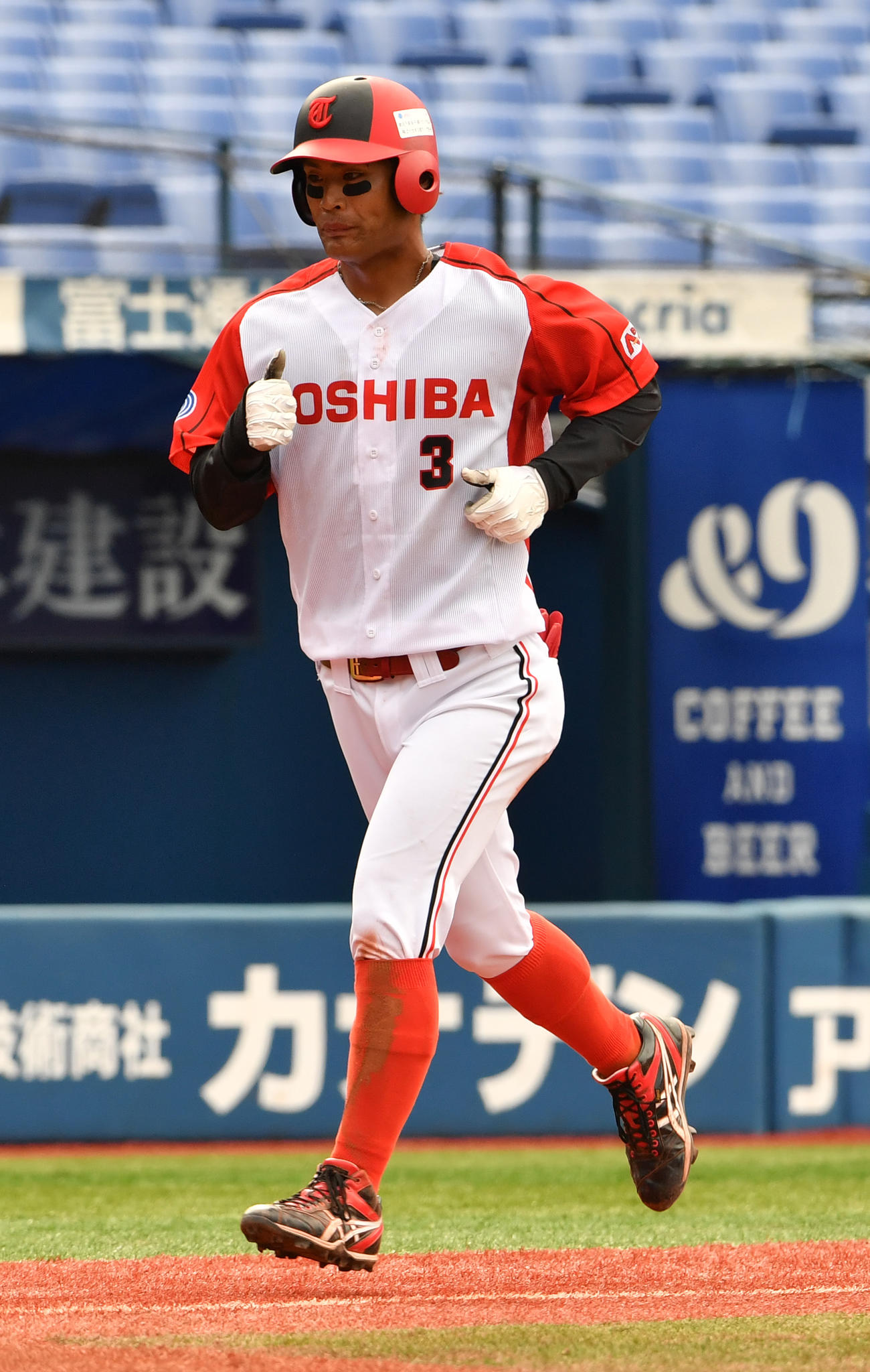 全川崎クラブ対東芝　7回裏東芝無死、金子は左中間に本塁打を放ち生還する（撮影・柴田隆二）