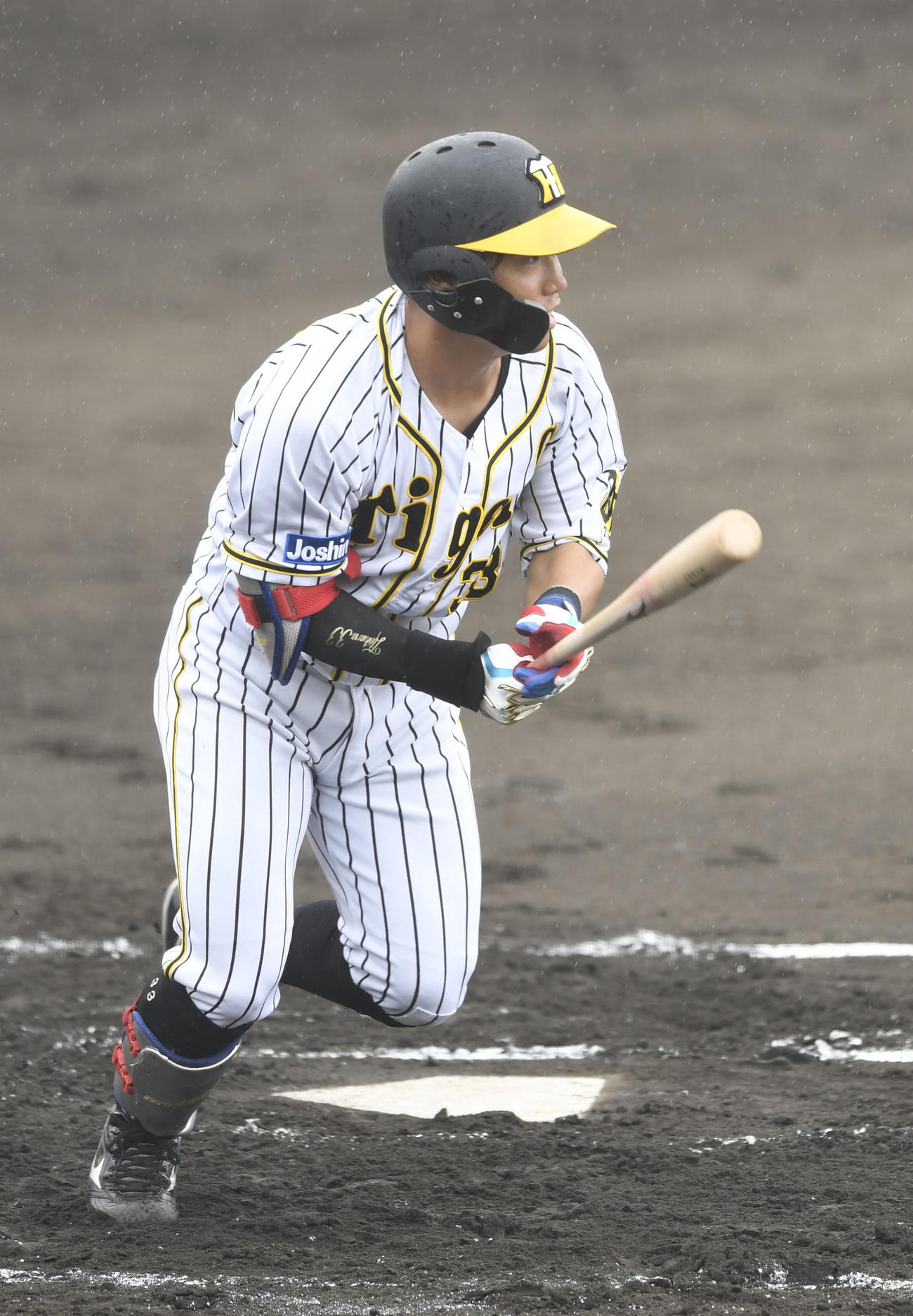 2軍広島戦で初回、内野安打を放つ糸原（代表撮影）