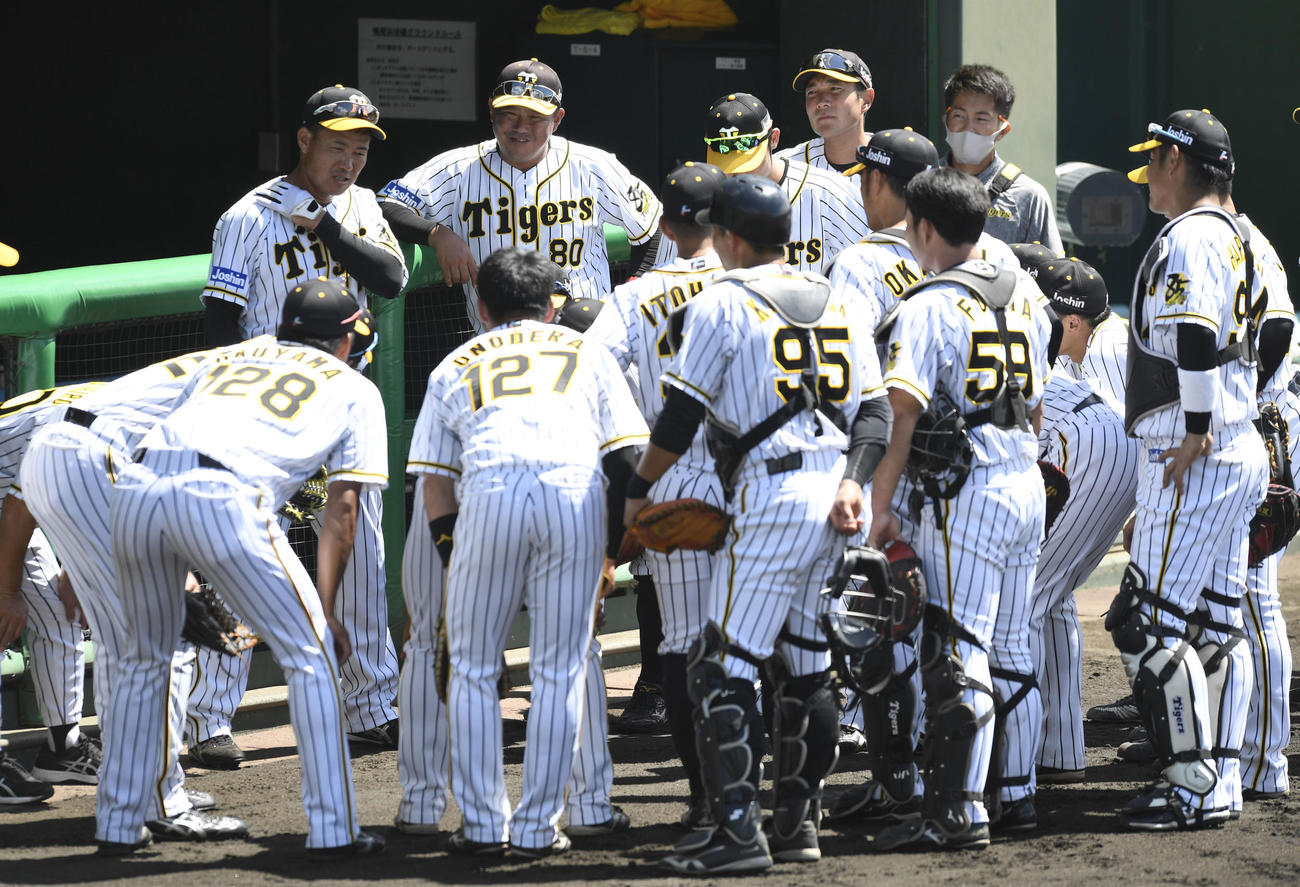 2軍の試合前、選手の前で福留を中心に円陣を組むナイン（代表撮影）