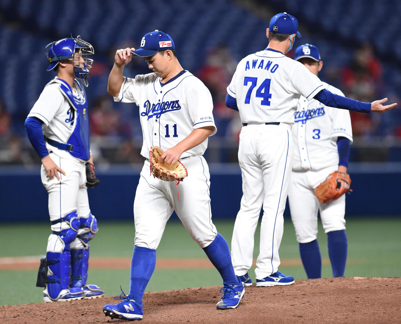 プロ野球　中日対広島　4回表広島無死、マウンドを降りる中日先発の小笠原慎之介（撮影・森本幸一）