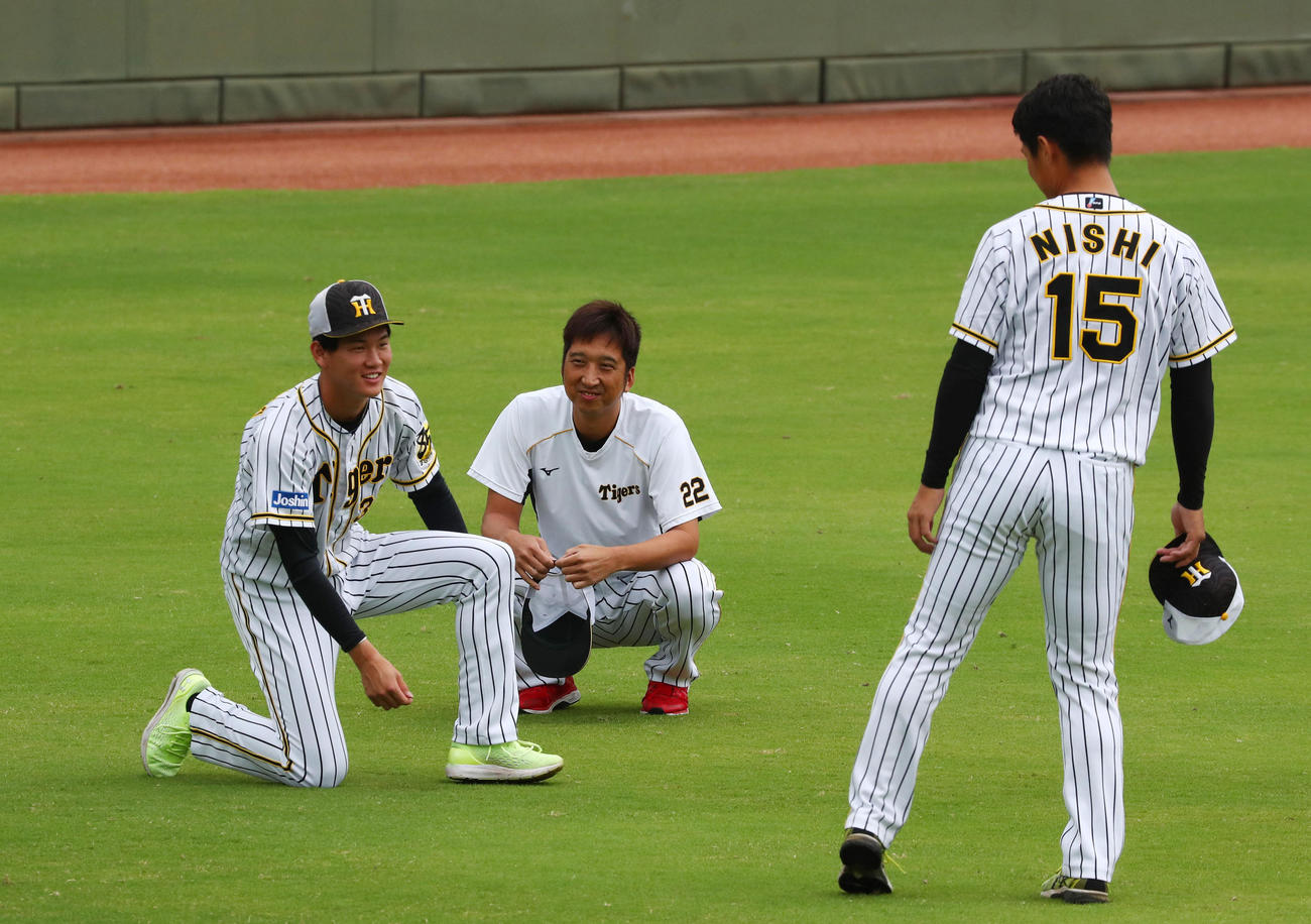 練習前に及川（左）、西純と談笑する藤川（代表撮影）