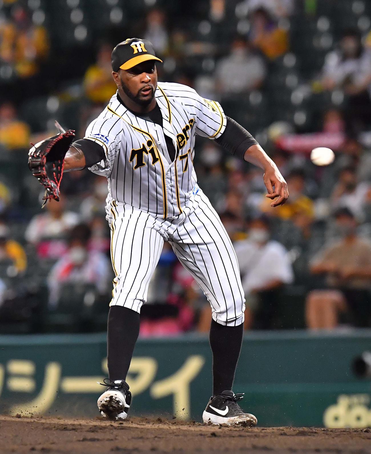 阪神対ヤクルト　3回表ヤクルト1死一、二塁、山田哲人の打球にグラブを伸ばすも捕れず適時安打を許すオネルキ・ガルシア（撮影・上田博志）