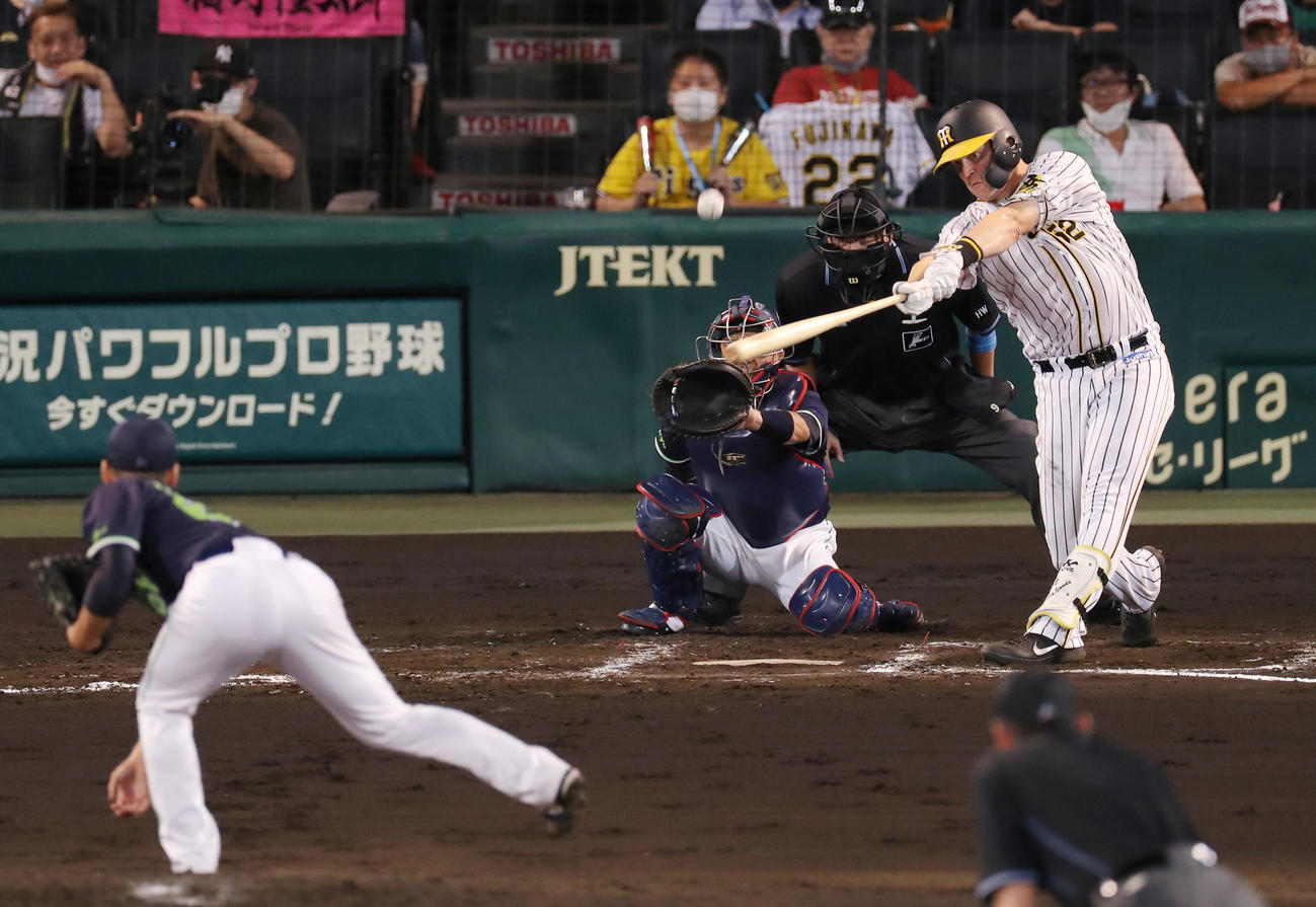 阪神対ヤクルト　7回裏阪神無死一塁、左中間へ同点2点本塁打を放つサンズ。投手山中（撮影・前田充）
