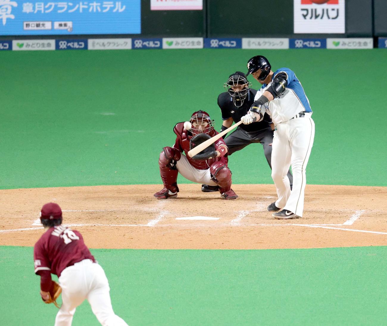日本ハム対楽天　5回裏日本ハム1死一塁、中田は中越え2点本塁打を放つ。投手は楽天涌井（撮影・佐藤翔太）