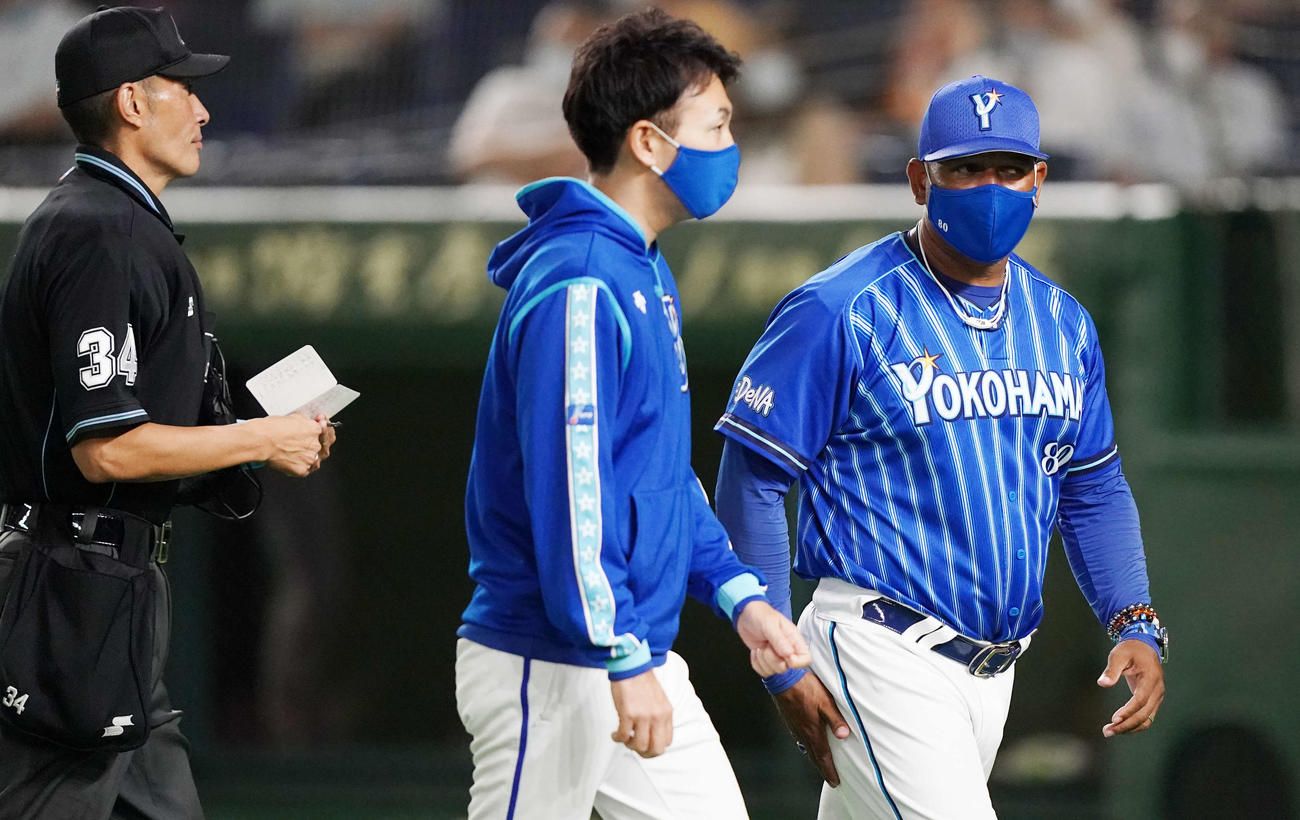 巨人対DeNA　2回裏途中、DeNA先発のパットンの降板を告げたラミレス監督（右）（撮影・江口和貴）