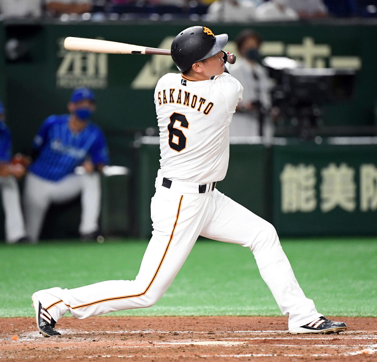 巨人対DeNA　2回裏巨人2死二塁、左越えに2点本塁打を放つ坂本（撮影・たえ見朱実）