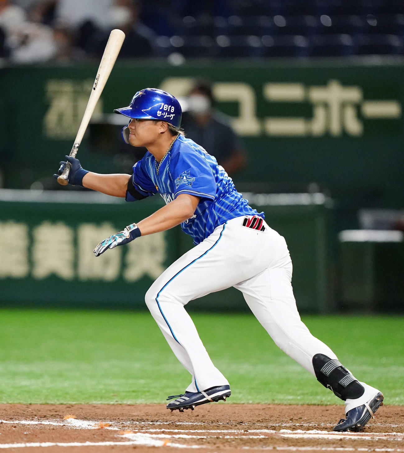巨人対DeNA　7回表DeNA無死一、二塁、プロ初安打となる中前適時打を放つ百瀬（撮影・江口和貴）