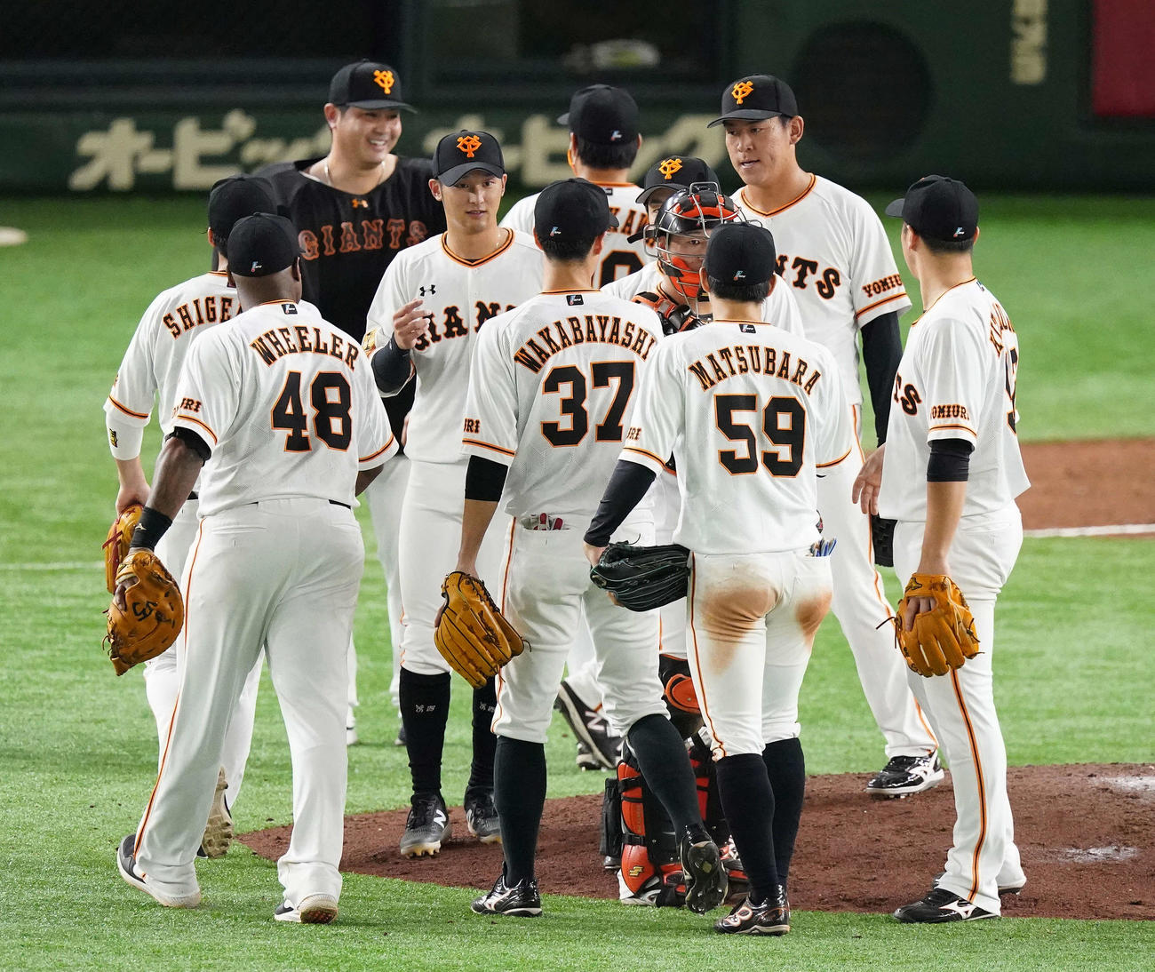 巨人対DeNA　5連勝し、ハイタッチを交わす巨人ナイン（撮影・鈴木みどり）