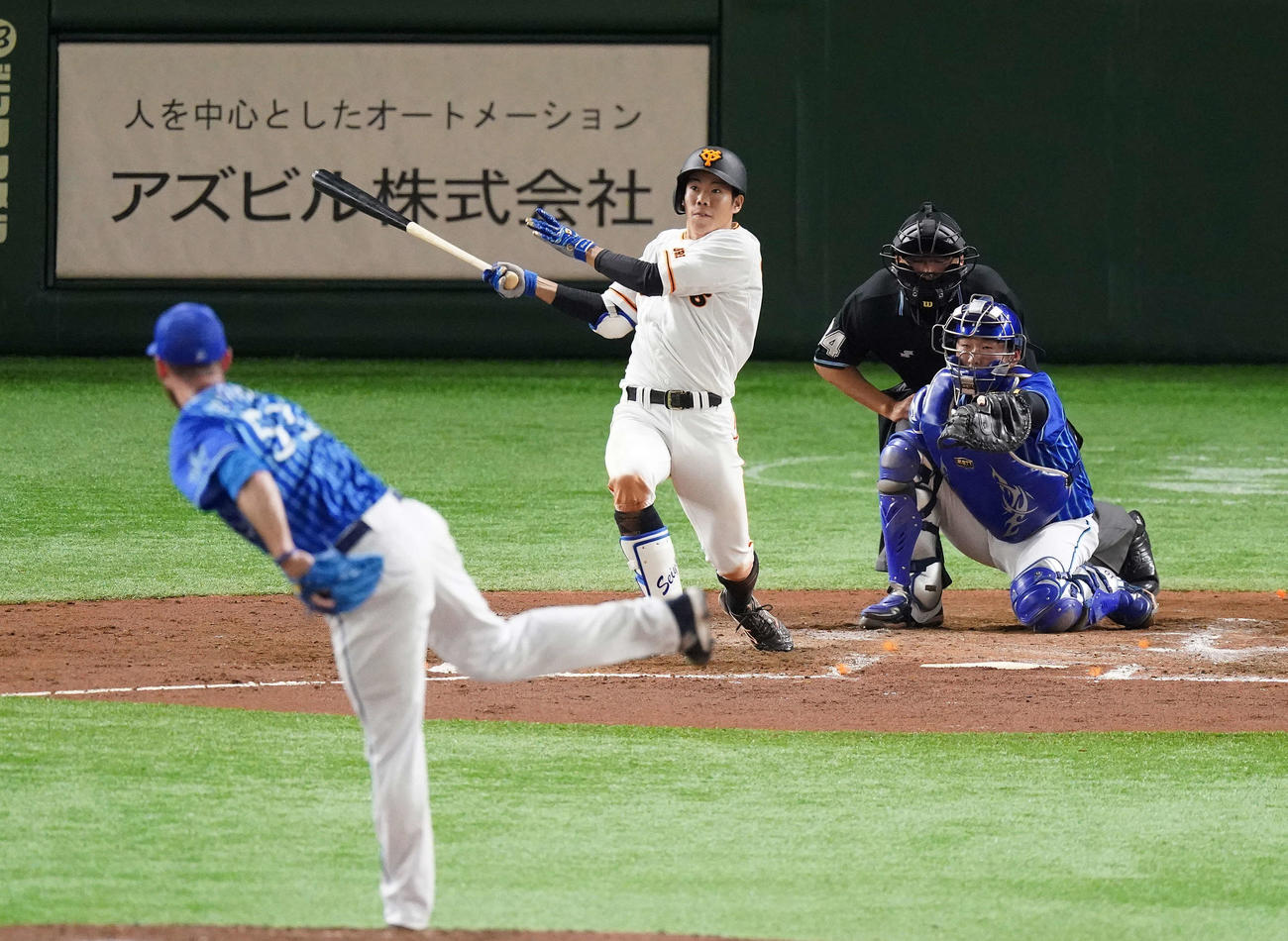 巨人対DeNA　2回裏巨人1死一、二塁、プロ初本塁打となる右越え3点本塁打を放つ松原。投手パットン（撮影・鈴木みどり）