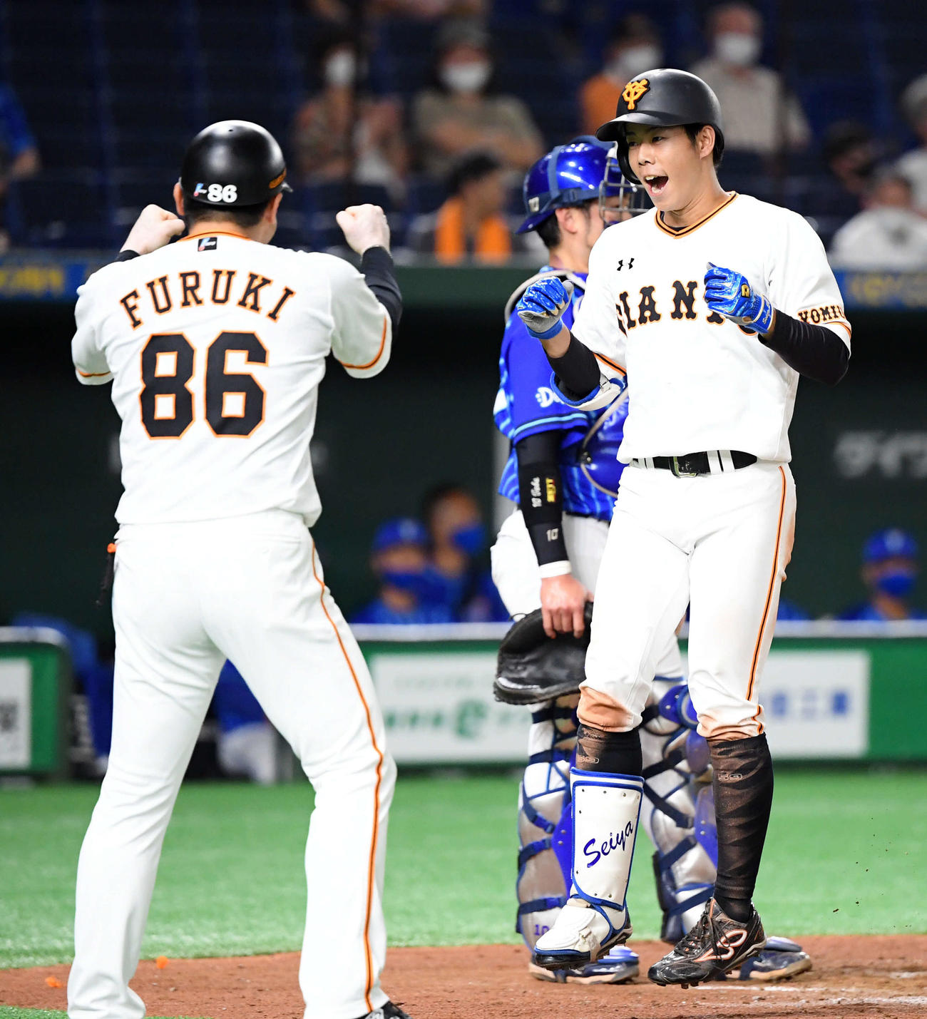 巨人対DeNA　2回裏巨人1死一、二塁、右越えにプロ初となる3点本塁打を放ち笑顔を見せる松原（撮影・たえ見朱実）