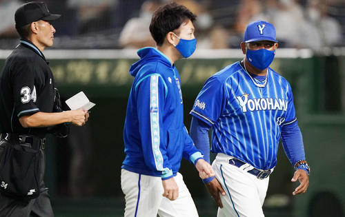 巨人対DeNA　2回裏途中、DeNA先発のパットンの降板を告げたラミレス監督（右）（撮影・江口和貴）