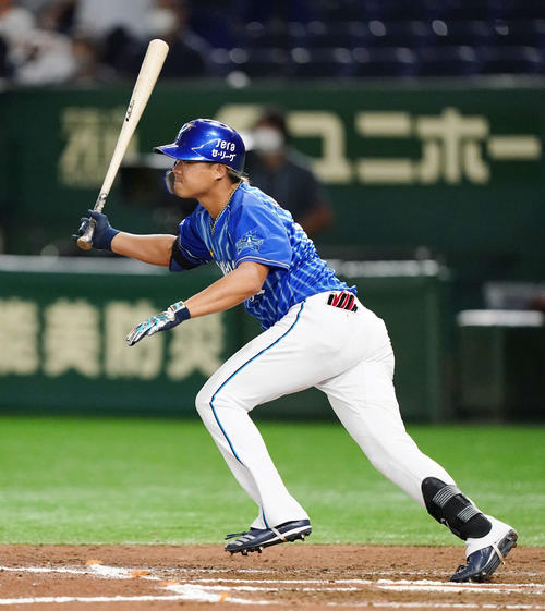 巨人対DeNA　7回表DeNA無死一、二塁、プロ初安打となる中前適時打を放つ百瀬（撮影・江口和貴）