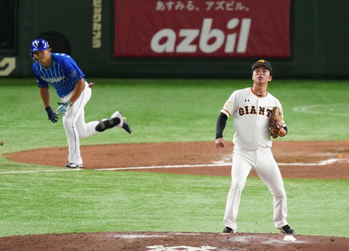 巨人対DeNA　7回表DeNA無死一、二塁、百瀬に中前適時打を浴びる沼田（撮影・鈴木みどり）