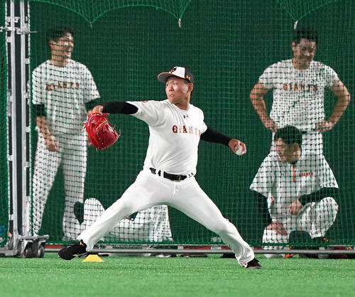 巨人対DeNA　試合前練習でキャッチボールする巨人田口（撮影・江口和貴）