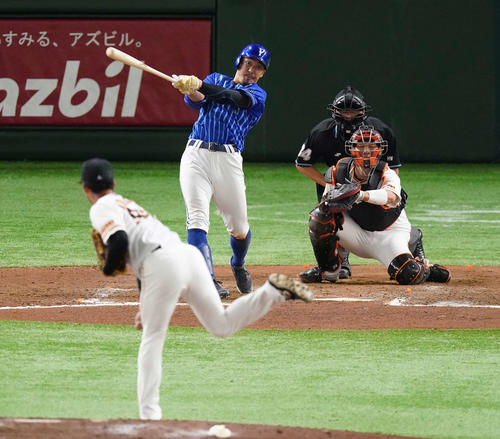 巨人対DeNA　7回表DeNA無死一、三塁、右犠飛を放つ梶谷。投手沼田（撮影・鈴木みどり）