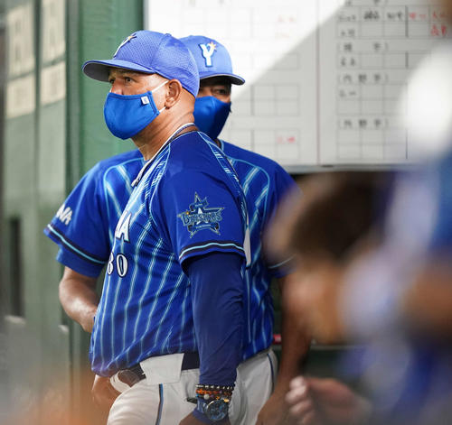 巨人対DeNA　巨人に敗れベンチから引き揚げるDeNAラミレス監督（撮影・江口和貴）