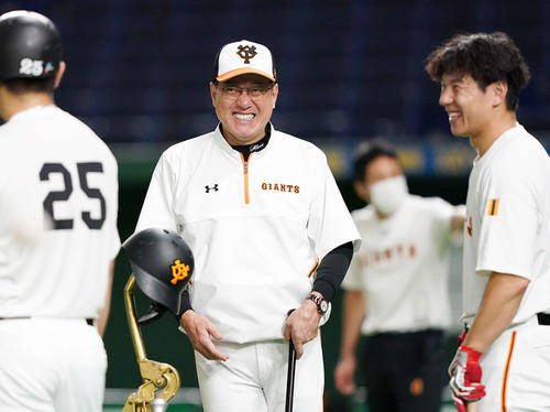 巨人対DeNA　試合前練習中、笑顔を見せる巨人原辰徳監督（中央）（撮影・江口和貴）