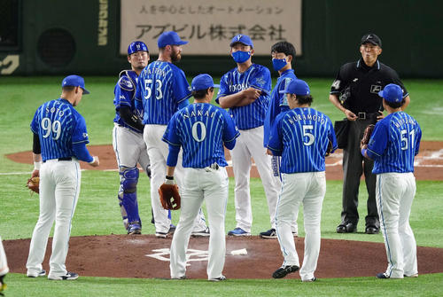 巨人対DeNA　1回裏巨人1死一、二塁、丸の打球を左翼手佐野恵が落球し失点した後、パットン（左から3人目）のもとに集まるナイン（撮影・鈴木みどり）