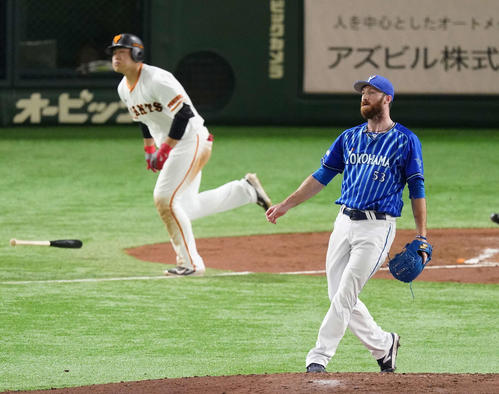 巨人対DeNA　2回裏巨人1死一塁、岡本に右越え2点本塁打を浴びるパットン（撮影・鈴木みどり）