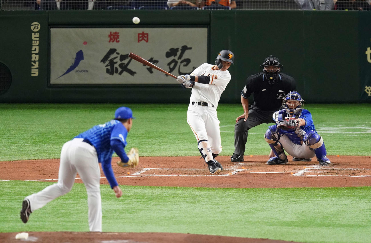 巨人対DeNA　2回裏巨人1死一塁、中適時三塁打を放つ吉川尚。投手浜口（撮影・鈴木みどり）