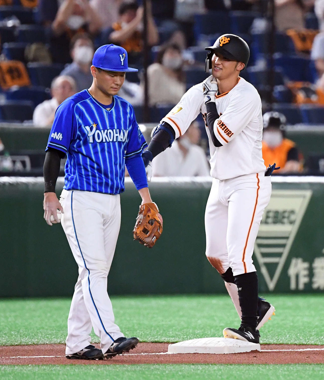 巨人対DeNA　2回裏巨人1死一塁、中越え適時三塁打を放った吉川尚（撮影・たえ見朱実）