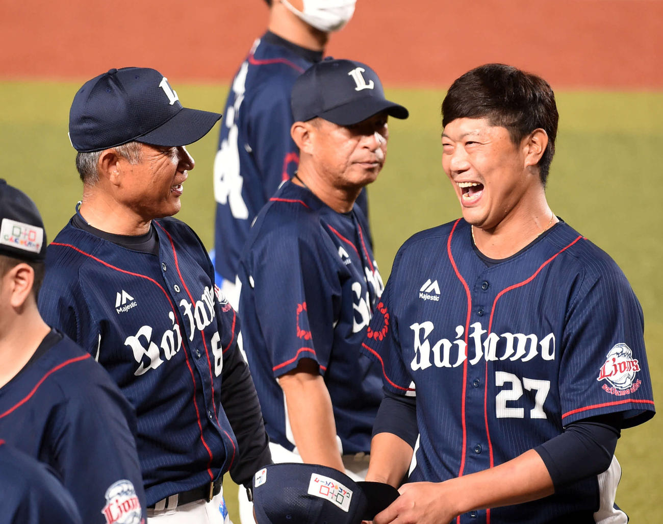 ロッテ対西武　移籍後初勝利を飾った内海（右）は、西武辻監督と笑顔で言葉を交わす（撮影・横山健太）