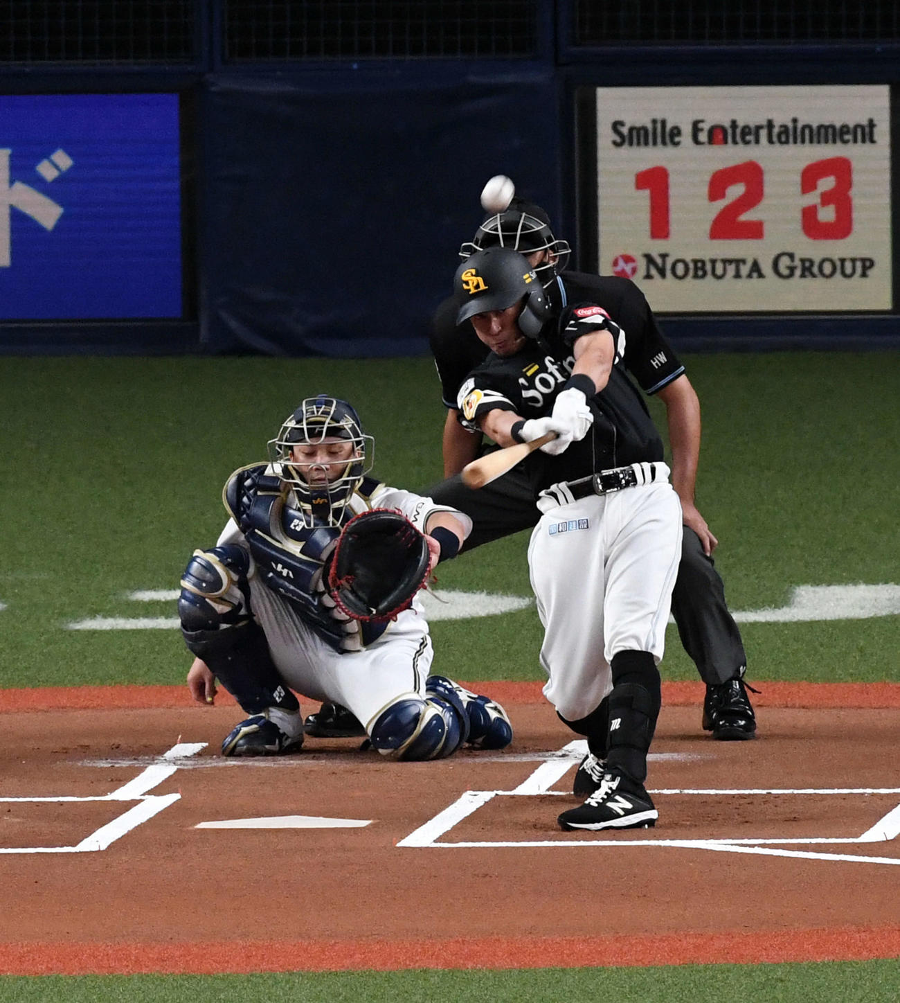 オリックス対ソフトバンク　1回表ソフトバンク無死、川島は先制の左越え先頭打者本塁打を放つ（撮影・前岡正明）