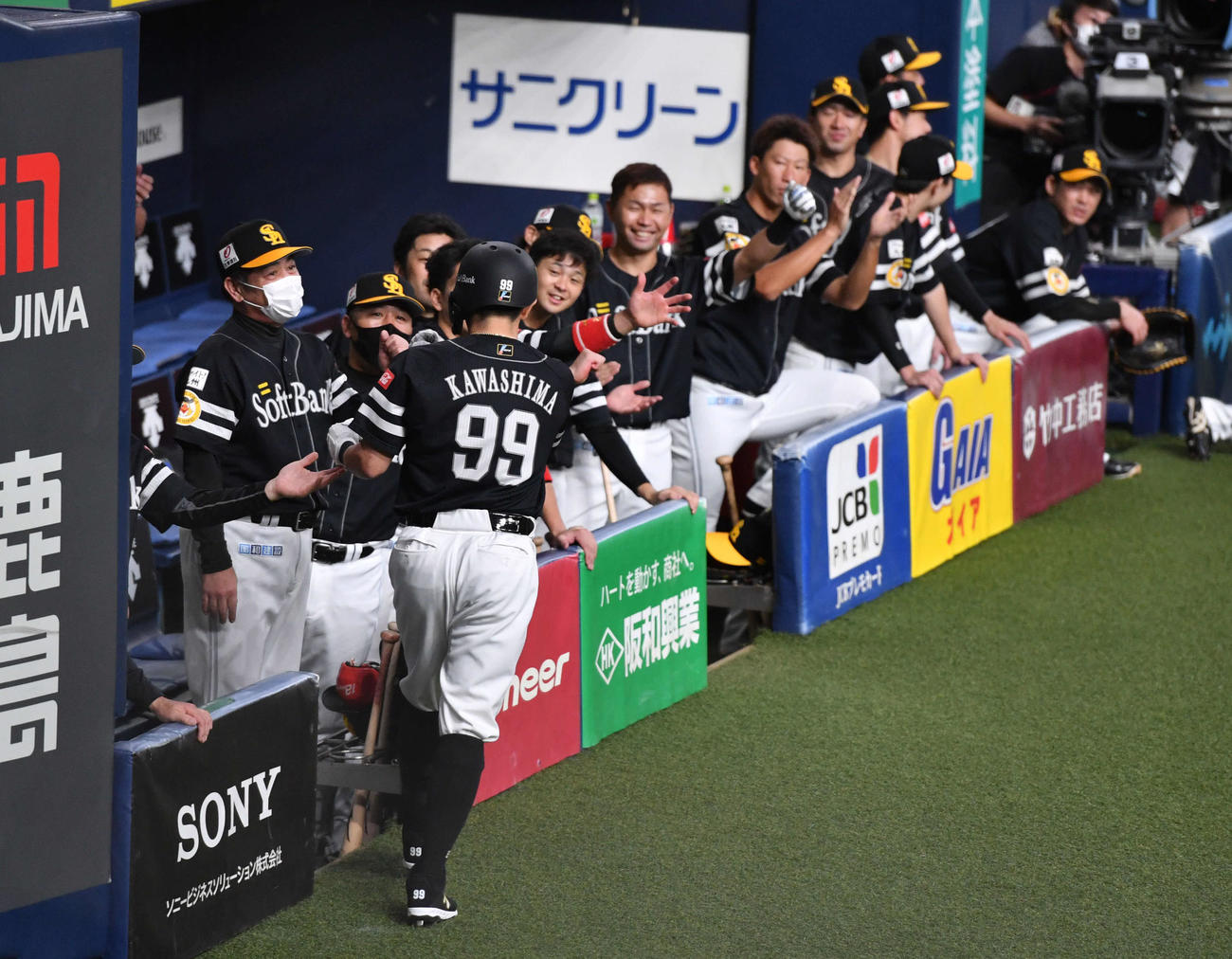 オリックス対ソフトバンク17回戦　1回表ソフトバンク無死、先制の左越えソロ本塁打を放った川島を笑顔で迎える工藤監督（左端）とソフトバンクナイン（撮影・岩下翔太）