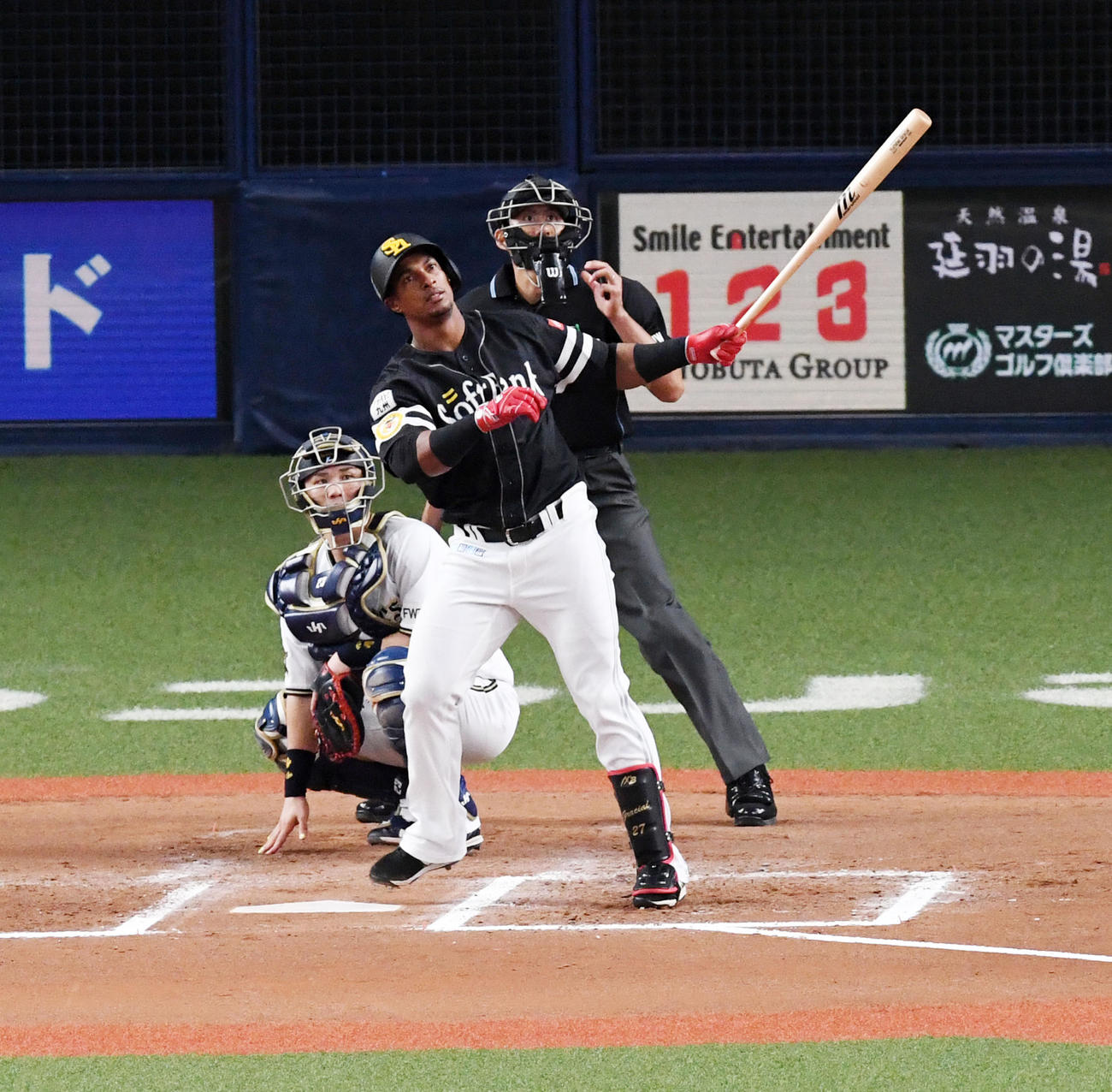 オリックス対ソフトバンク　7回表ソフトバンク無死一塁、グラシアルは左越え2点本塁打を放つ（撮影・前岡正明）
