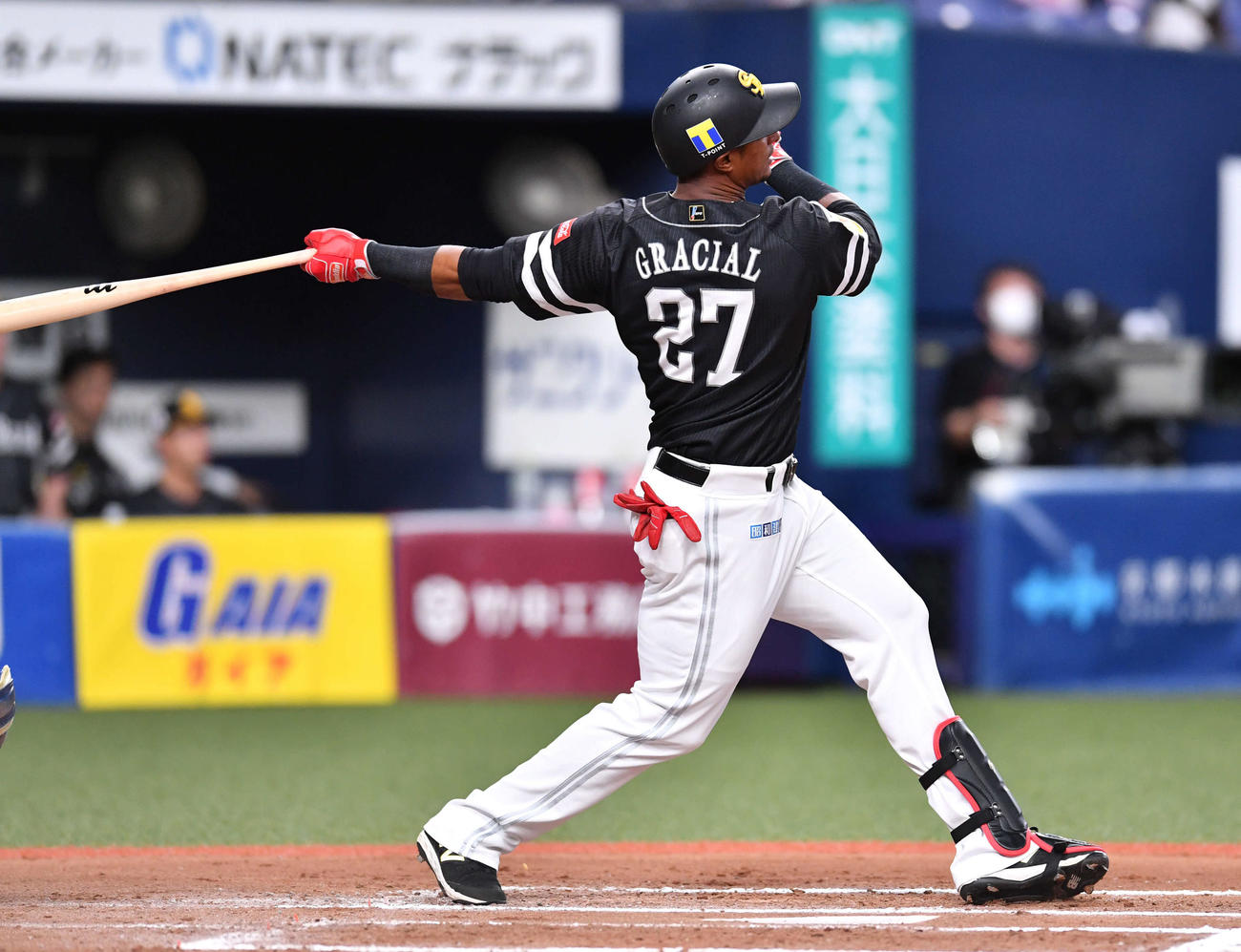 オリックス対ソフトバンク　7回表ソフトバンク無死一塁、左中間へ勝ち越しの2ラン本塁打を放つグラシアル（撮影・岩下翔太）