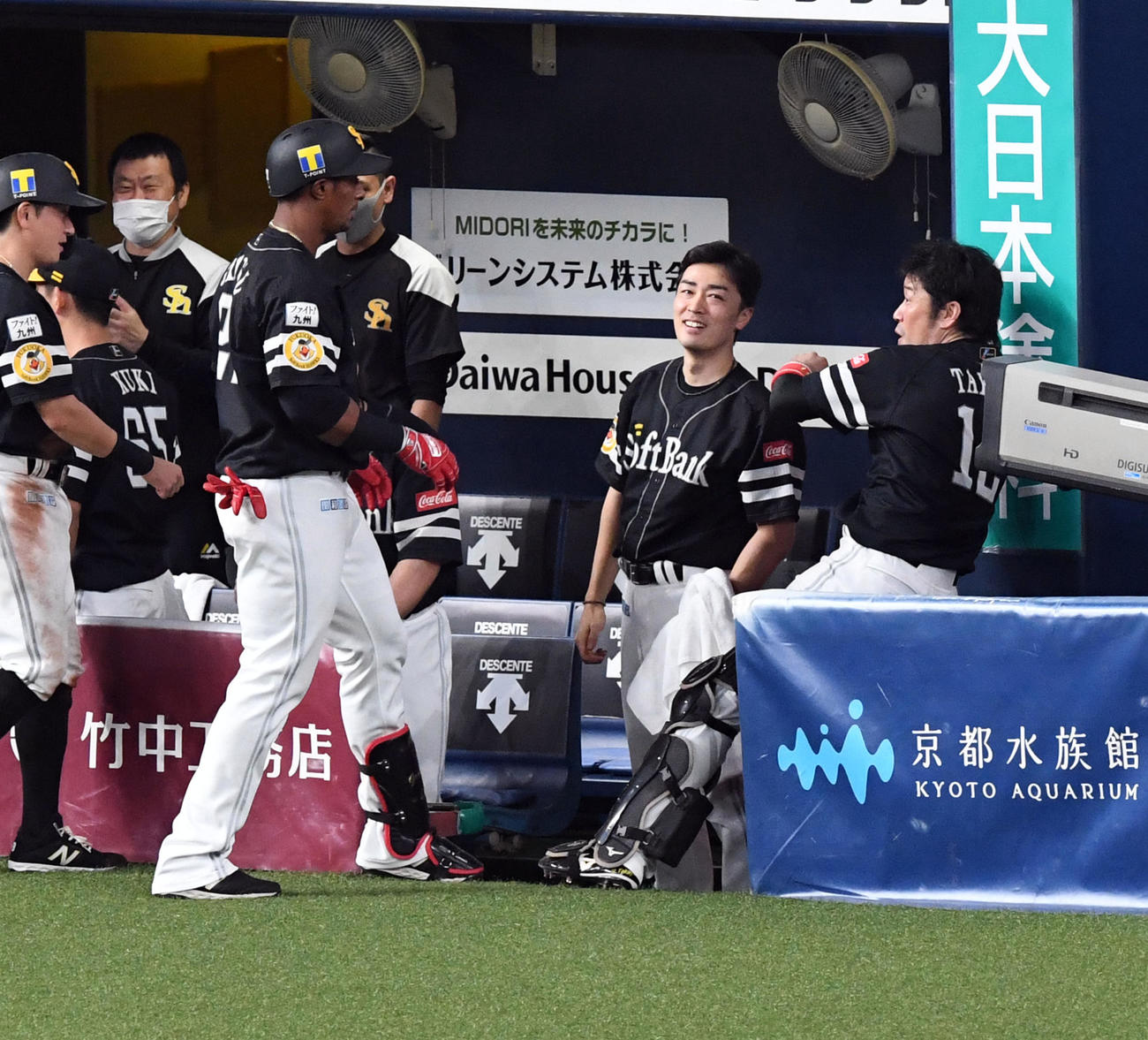 オリックス対ソフトバンク　7回表ソフトバンク無死一塁、左越え2点本塁打を放ったグラシアル（左）は高谷にKOパンチ（撮影・前岡正明）