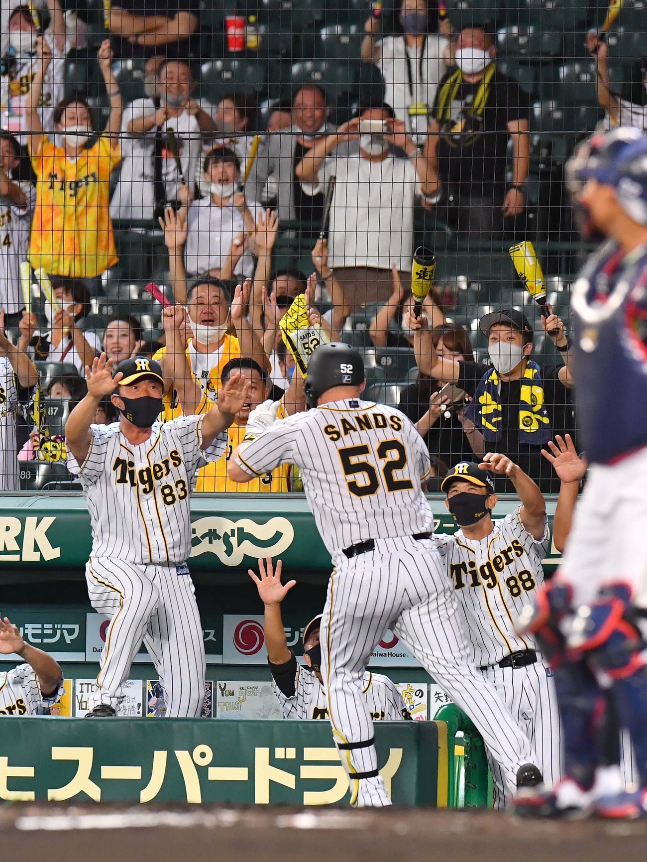 阪神対ヤクルト　7回裏阪神無死一塁、同点2点本塁打を放ったサンズをハッピーハンズで出迎える矢野監督（右）（撮影・上田博志）