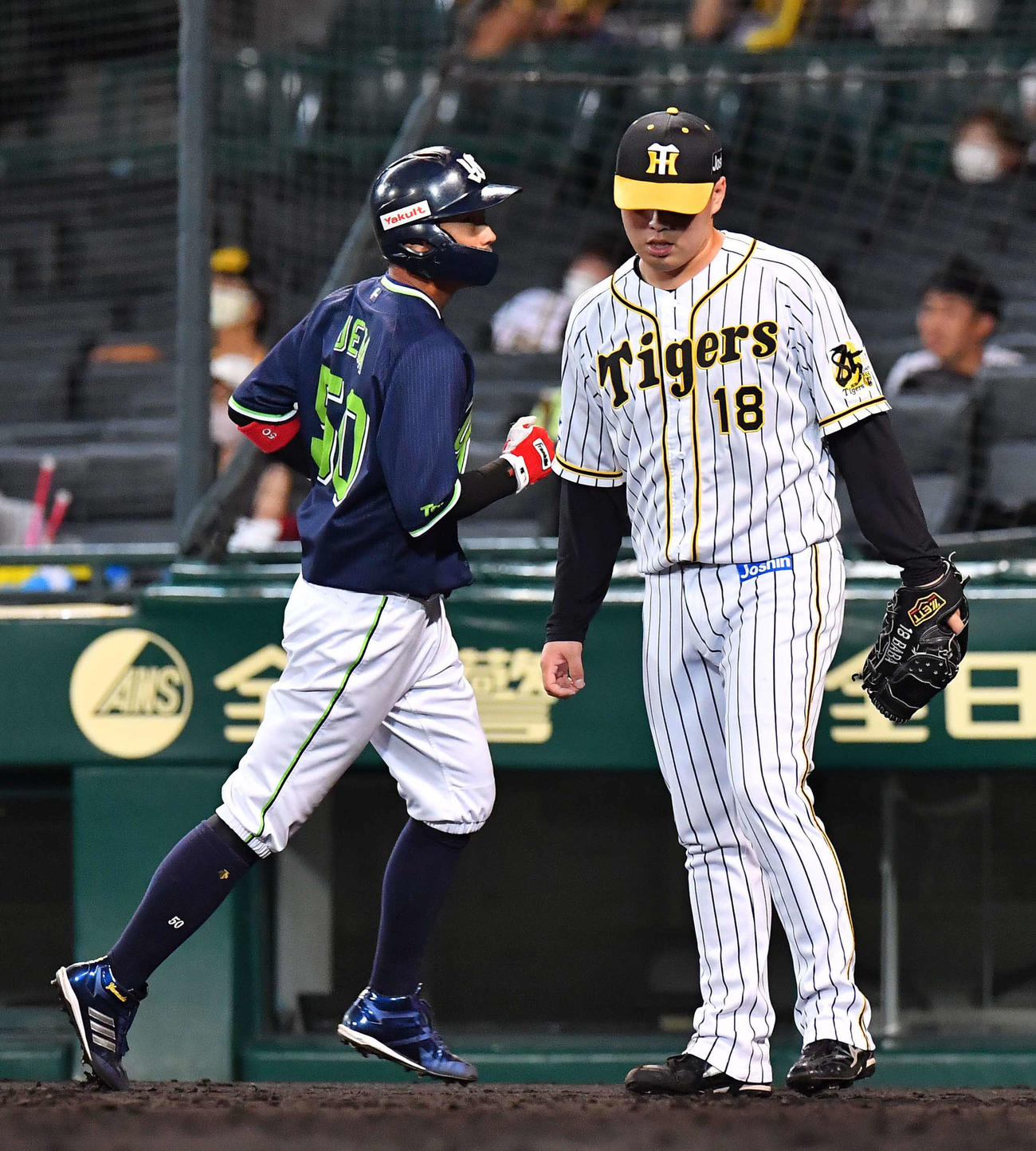 阪神対ヤクルト　10回表ヤクルト1死二、三塁、山田哲の勝ち越しの中犠飛で上田（左）の生還を許す馬場（撮影・上田博志）