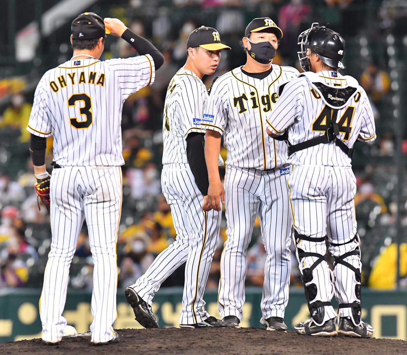 阪神対ヤクルト　10回、ヤクルトに勝ち越しを許し降板する馬場皐輔（左から2人目）（撮影・上田博志）