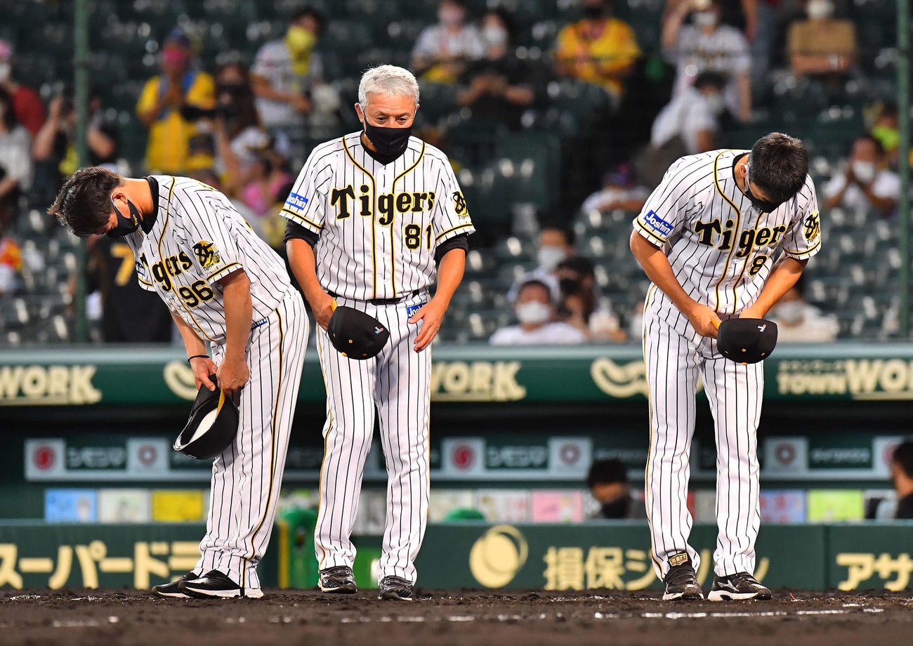 阪神対ヤクルト　ヤクルトに敗れファンにあいさつする矢野燿大監督（右）（撮影・上田博志）