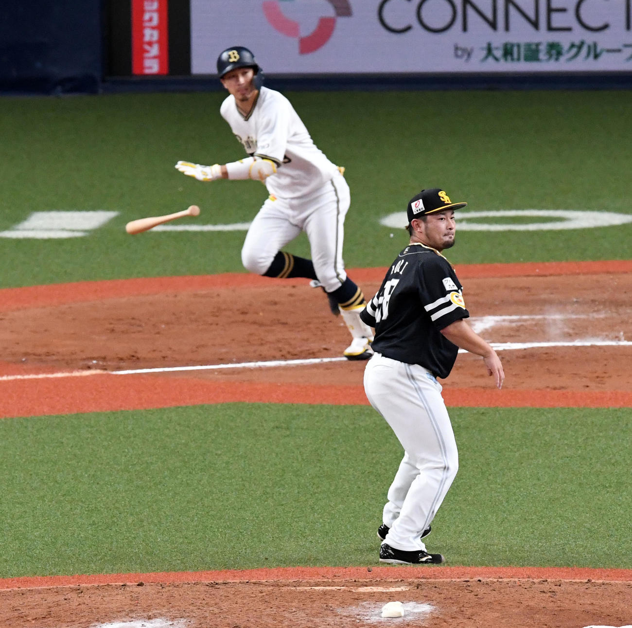 オリックス対ソフトバンク　9回裏オリックス2死満塁、安達に左前2点適時打を打たれた森（撮影・前岡正明）