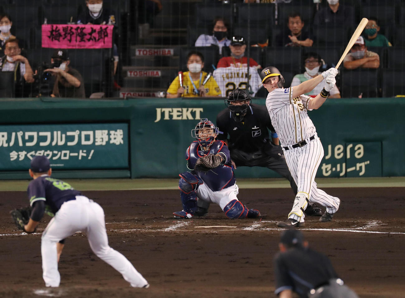 阪神対ヤクルト　7回裏阪神無死一塁、左中間へ同点2点本塁打を放つサンズ。投手山中（撮影・前田充）