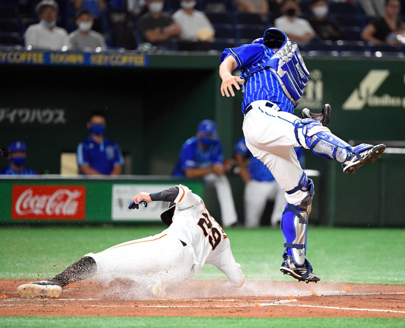巨人対DeNA　2回裏巨人1死三塁、一野選で生還する吉川尚（撮影・たえ見朱実）